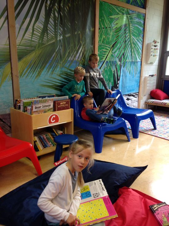 Kinder lesen in gemütlicher Umgebung